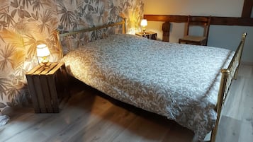 4 habitaciones, tabla de planchar con plancha y ropa de cama