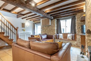 Smart TV, fireplace, books - Maple Cottage - Beautiful 2BD Home, Perfect For Family Retreat (Chipping Norton)