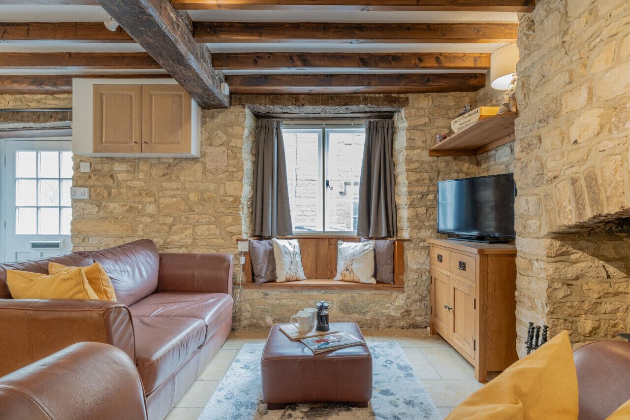 TV connectée, cheminée, livres