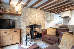 Smart TV, fireplace, books - Maple Cottage - Beautiful 2BD Home, Perfect For Family Retreat (Chipping Norton)