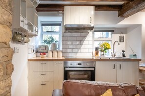 Fridge, microwave, oven, stovetop - Maple Cottage - Beautiful 2BD Home, Perfect For Family Retreat (Chipping Norton)