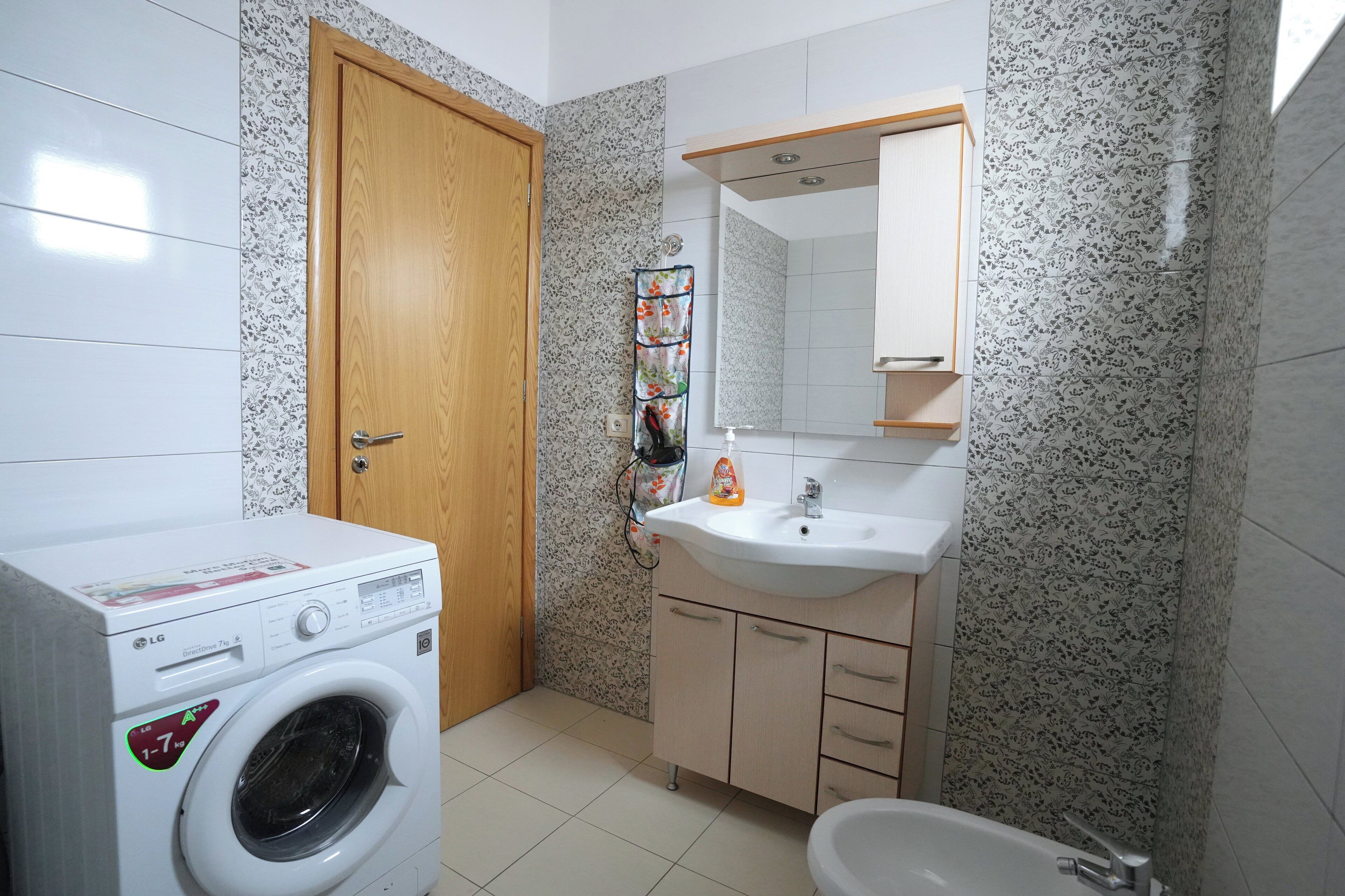 Ducha, secador de pelo, bidet, toallas