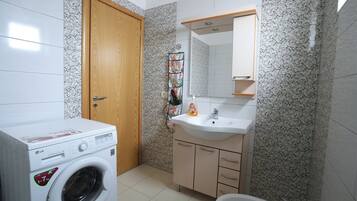 Shower, hair dryer, bidet, towels