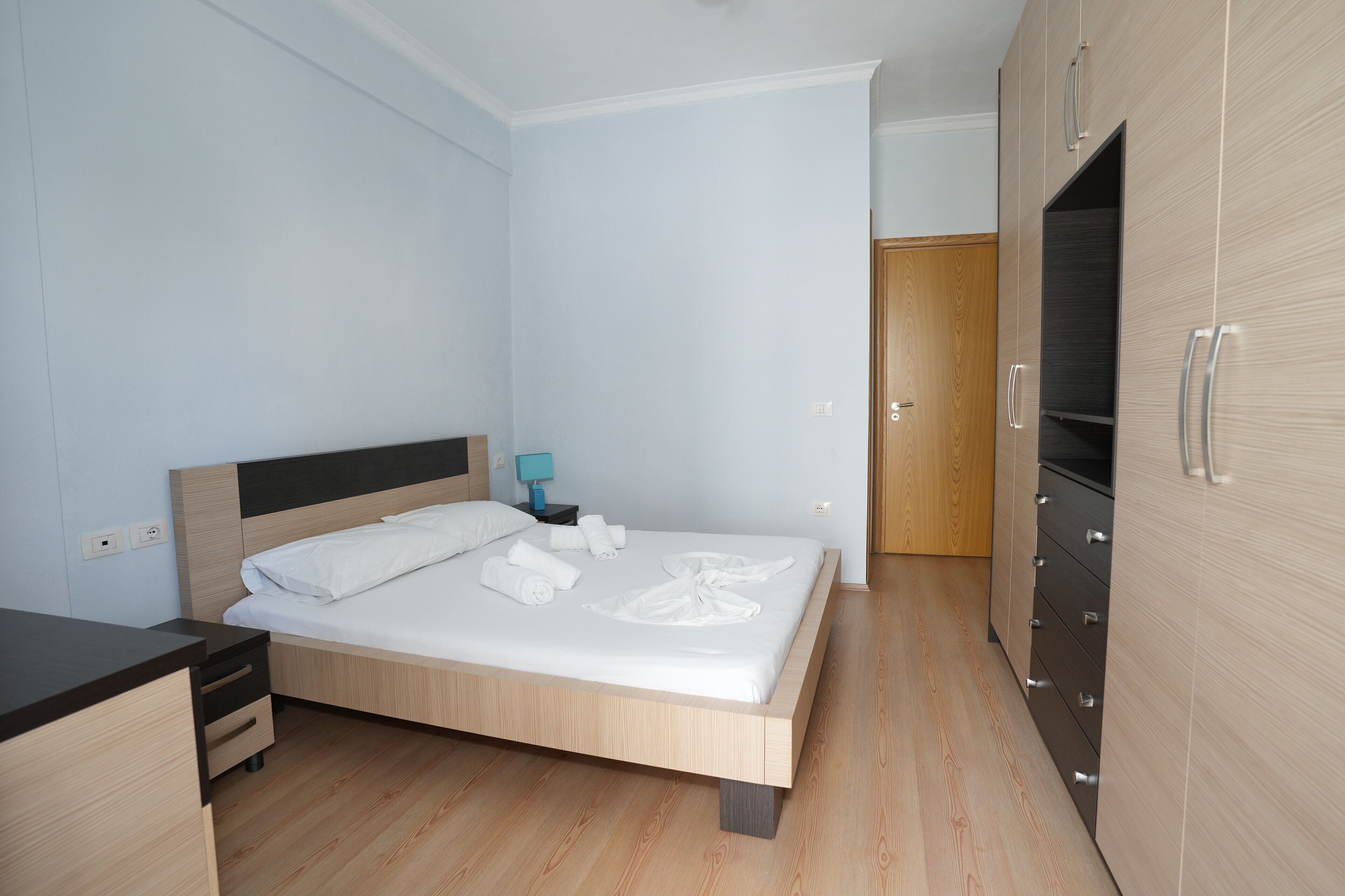 2 habitaciones, tabla de planchar con plancha, wifi y ropa de cama 