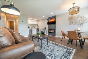 TV, fireplace