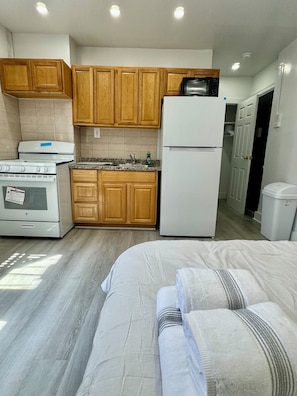 1 habitación, tabla de planchar con plancha, wifi y ropa de cama
