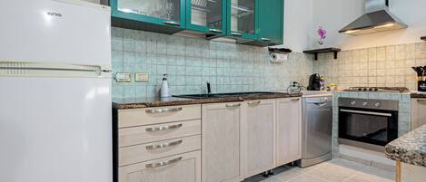 Køleskab, ovn, kogeplade, opvaskemaskine