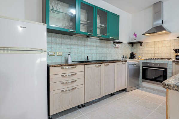 Frigorifero, forno, piano cottura, lavastoviglie