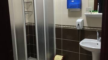 Ducha, secador de pelo, toallas y champú