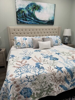 4 bedrooms, travel cot, free WiFi - Peaceful & Spacious Beachview Retreat (Freeport)