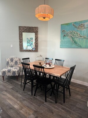 Dining - Peaceful & Spacious Beachview Retreat (Freeport)