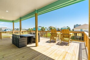 Outdoor dining - Peaceful & Spacious Beachview Retreat (Freeport)