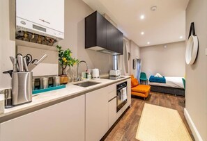 Kjøleskap, mikrobølgeovn, ovn og oppvaskmaskin