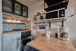 Kühlschrank, Mikrowelle, Herdplatte, Wasserkocher mit Kaffee-/Teezubehör