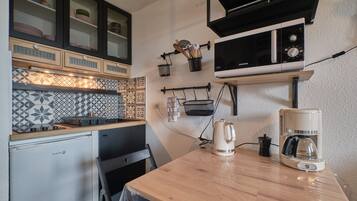 Geladeira, micro-ondas, cooktop, cafeteira/chaleira