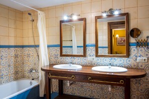 Dusj, hårføner og håndklær