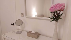 Hair dryer, towels, soap, shampoo - Cosy flat in charming Victorian house in affluent London area. Great location (London)