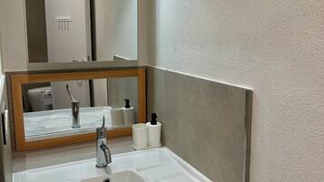 SĂšche-cheveux, serviettes fournies