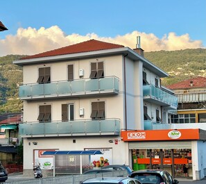 A multi-story building with a ground-level store named "Ekom" and a visible entrance. - Apartment N.5, Appartamento N.5 Secondo Piano (San Salvatore)
