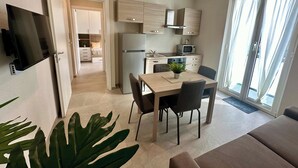 Un apartamento moderno con cocina, comedor y sala de estar.