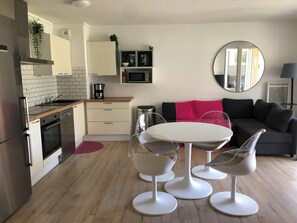 Réfrigérateur, micro-ondes, four, plaque de cuisson