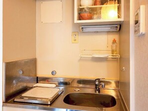 Kühlschrank, Mikrowelle, Herdplatte, Kochgeschirr/Geschirr/Besteck