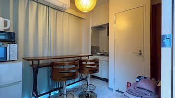 Fridge, microwave, stovetop, cookware/dishes/utensils