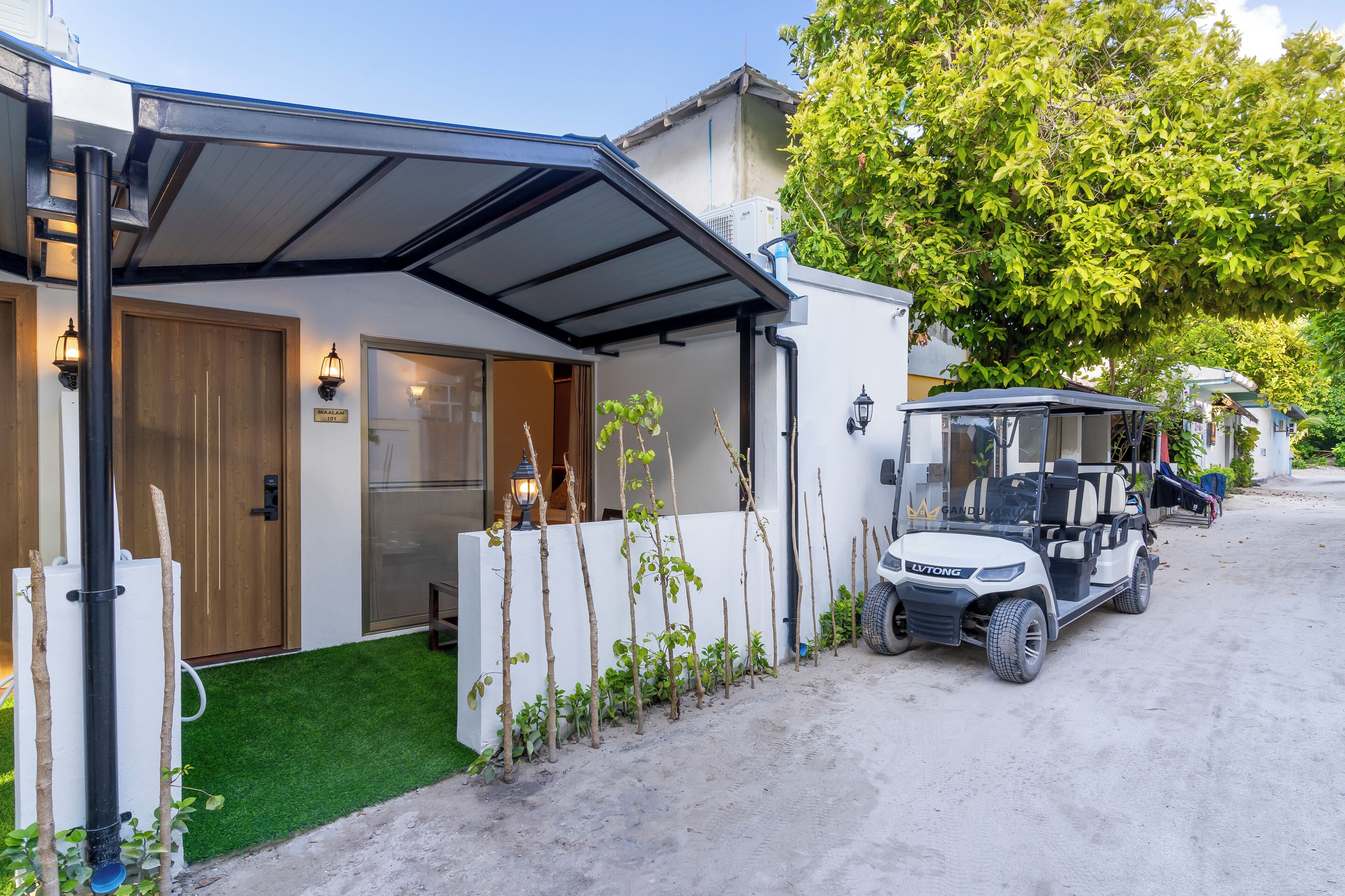 Suite familiare, patio, vista città | 1 camera, una cassaforte in camera, ferro/asse da stiro, Wi-Fi gratuito