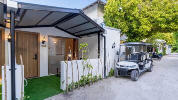 Suite familiare, patio, vista città | 1 camera, una cassaforte in camera, ferro/asse da stiro, Wi-Fi gratuito
