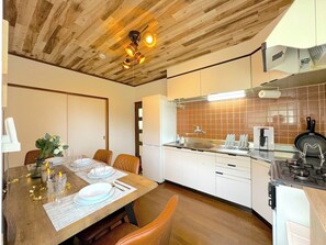 Réfrigérateur, micro-ondes, plaque de cuisson