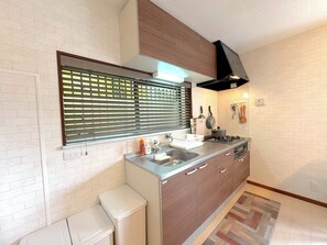Fridge, microwave, stovetop, cookware/dishes/utensils