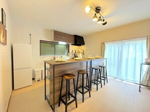 冷蔵庫、電子レンジ、コンロ、調理器具と食器