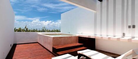 2 piscines extérieures, chaises longues