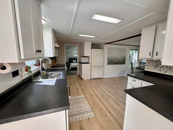 Geladeira, micro-ondas, fogão, cooktop