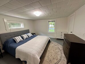 2 bedrooms, desk, WiFi, bed sheets - Newly renovated 2-bedroom cottage conveniently located with all the amenities! (Camden)