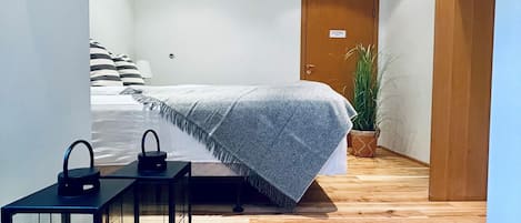 Chambre Quadruple Confort, salle de bains privée | 1 chambre, lits bébé (gratuits), Wi-Fi gratuit, draps fournis