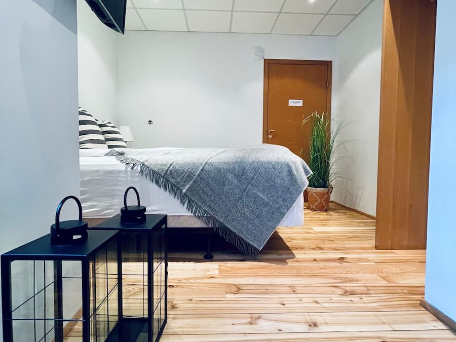 Comfort-Vierbettzimmer, eigenes Bad | Kostenlose Babybetten, kostenloses WLAN, Bettwäsche