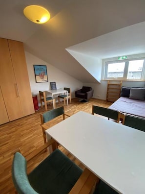 Chambre avec lits jumeaux, salle de bains commune | Vue de la chambre