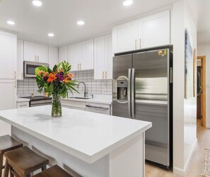 Jääkaappi, mikroaaltouuni, uuni, liesi