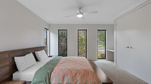 4 bedrooms, iron/ironing board - Sunburnt Siesta on Golf (Inverloch)