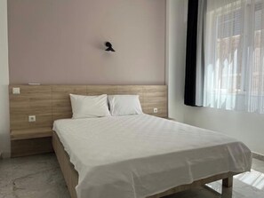 1 dormitorio, tabla de planchar con plancha, wifi y ropa de cama