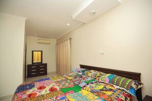 12 bedrooms, WiFi, bed sheets - Spacious 12-bedroom house with WiFi and AC in Cantonments, Accra (Accra)