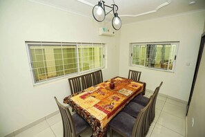 Dining - Spacious 12-bedroom house with WiFi and AC in Cantonments, Accra (Accra)