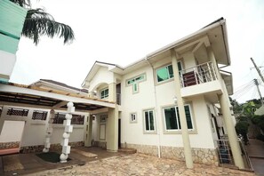 Exterior - Spacious 12-bedroom house with WiFi and AC in Cantonments, Accra (Accra)