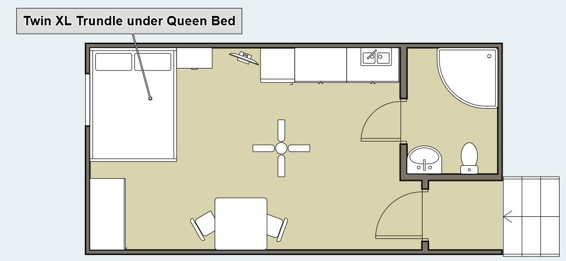 Un letto a castello a due letti singolo sotto un letto queen in una camera d'albergo.