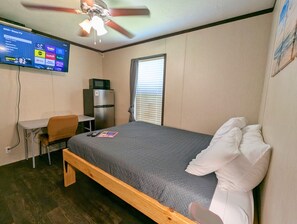 經濟客房, 1 張加大雙人床 (Large) | 記憶棉床墊、免費 Wi-Fi、床單