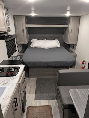 Quarto (Travel Trailer) | Camas com colchões de espuma com sistema de memória, Wi-Fi de cortesia
