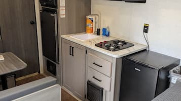 Habitación (Travel Trailer) | Cocineta privada | Cafetera y tetera