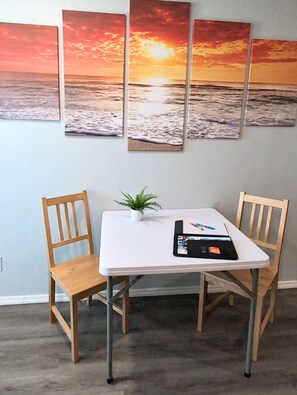 Cabin | In-room dining - Simple Stay (Port Lavaca)