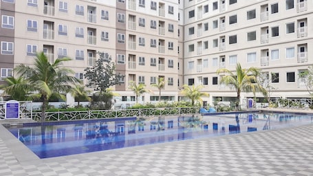 Una piscina al aire libre